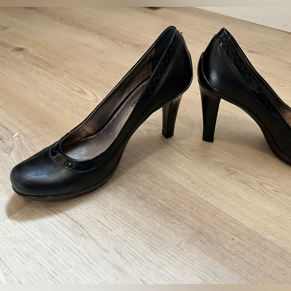 Designer Gianni Bini size 7.5 pump heels